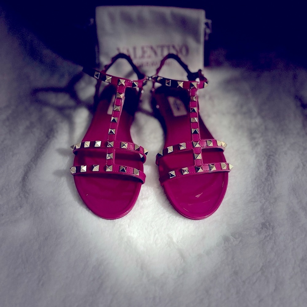 Valentino Garavani Rockstud Rubber Sandals in Rose Violet